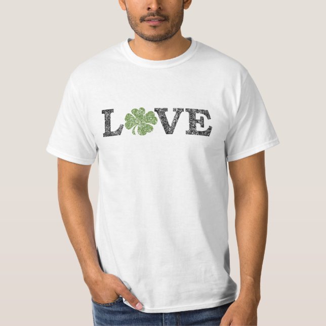 T-shirt Dia de São Patrício AMOR com shamrock (Frente)