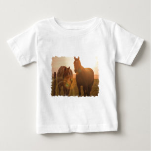 T-shirt do bebê dos cavalos do por do sol