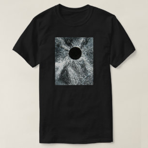T-shirt do buraco negro, homens escuros