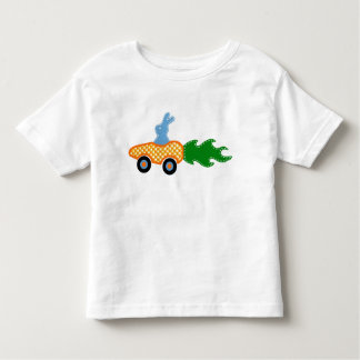 T-shirt do carro da cenoura do coelho