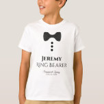 T-shirt do casamento do traje de cerimónia do<br><div class="desc">Estes t-shirt do divertimento são projetados como favores ou presentes para portadores de aliança de casamento. O t-shirt é branco e caracteriza uma imagem de um laço preto e de três botões. O texto lê o portador de anel, e tem um lugar para incorporar seu nome assim como a data...</div>