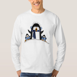 T-shirt do feriado dos homens do pinguim do Natal