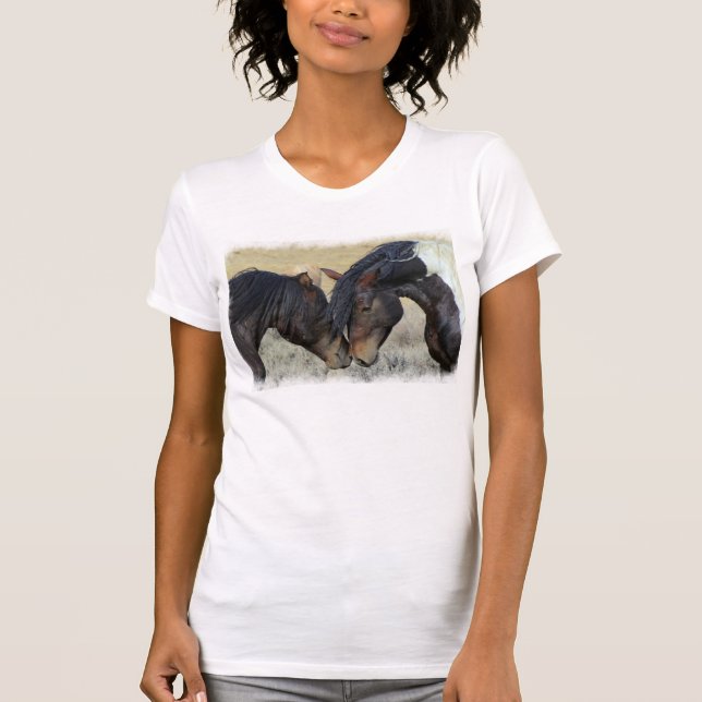 T-shirt Dois Cavalos Selvagens Marrons Nuzzling (Frente)