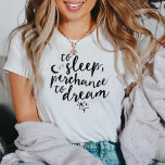 T-shirt Dormir, Sonhar | Citação de Tipografia<br><div class="desc">Acalme-se para a noite nesta frase que apresenta uma das frases mais amadas de Shakespeare,  "Para dormir,  uma chance para sonhar" em tipografia de estilo manuscrito preto com sotaques de lua e estrelas.</div>