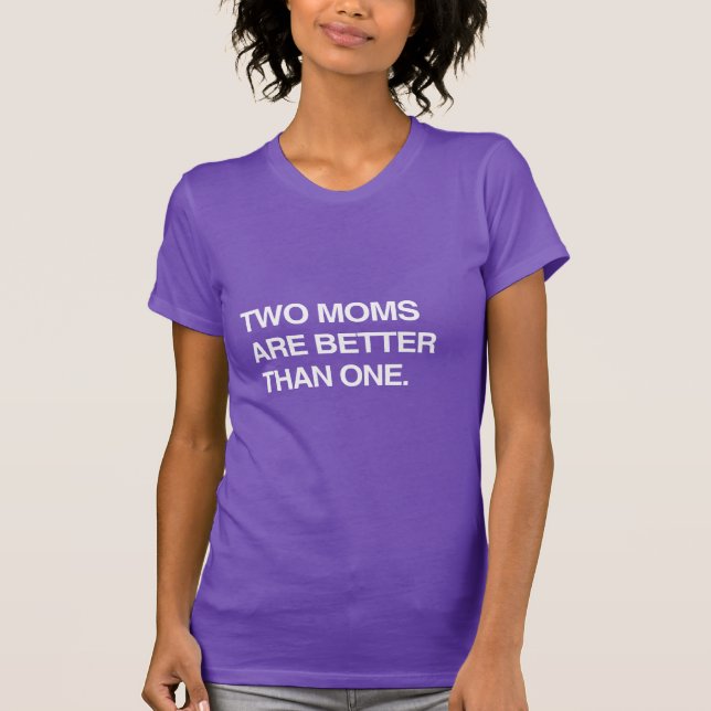 T-SHIRT DUAS MÃES SÃO MELHORES QUE UMA (Frente)
