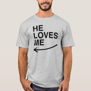 T-shirt Ele me ama (à esquerda).