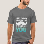 T-shirt Encantador Engraçado De Cachorro O Cachorro Te Esc<br><div class="desc">Você não escolhe o bigode. Ele escolhe você. Não faz sentido,  mas é engraçado. Você pode personalizar a cor da t-shirt,  o estilo da t-shirt. Mais de 90 estilos para escolher.</div>