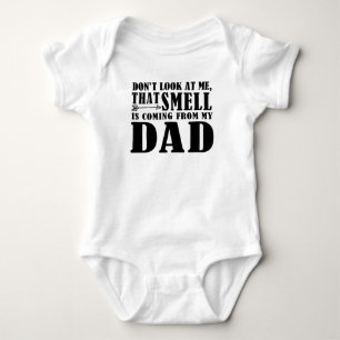 T-shirt Esse Cheiro Vem Do Fato De Bebê Engraçado De Pai