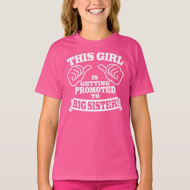 T-shirt Esta menina está obtendo promoveu à irmã mais (Frente)