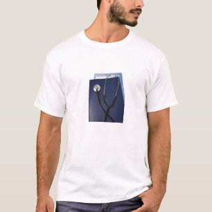 T-shirt estetoscópio médico no dobrador azul