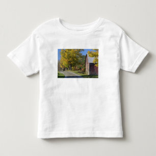 T-shirt Estrada ao lado de celeiro rural clássico/fazenda