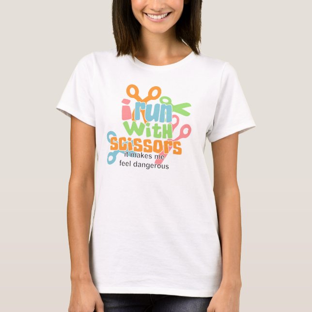 T-shirt Eu funciono com tesouras…. (Frente)