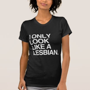 T-SHIRT EU OLHO SOMENTE COMO UMA LÉSBICA - BRANCO - .PNG