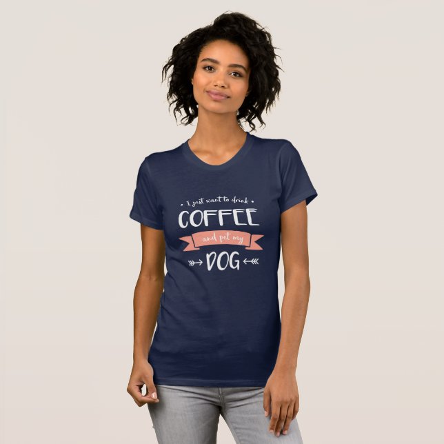T-shirt Eu só quero beber café e comer meu cachorro (claro (Frente Completa)