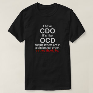 T-SHIRT EU TENHO CDO. É COMO OCD. ORDEM ALFABÉTICA