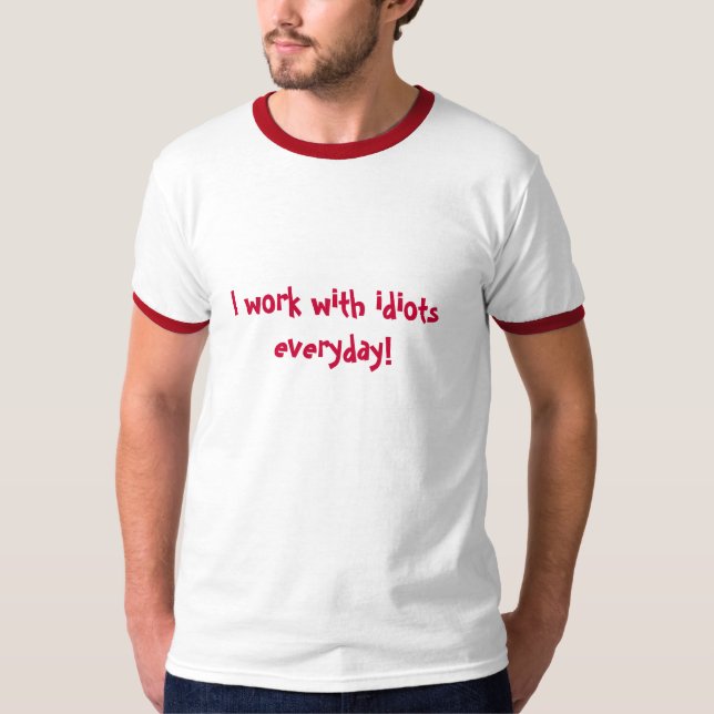 T-shirt Eu trabalho com os idiota diários! (Frente)