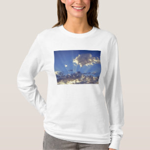T-shirt EUA, Oregon, Bend. Raios de sol enchem o céu perto