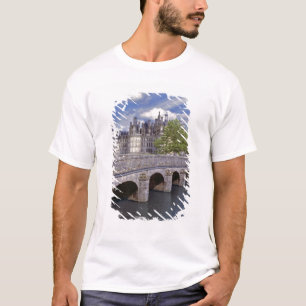 T-shirt Europa, França, Chambord. Uma ponte de pedra leva