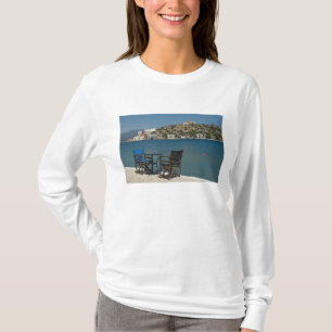 T-shirt Europa, Grécia, Kastellorizo: cadeiras na borda