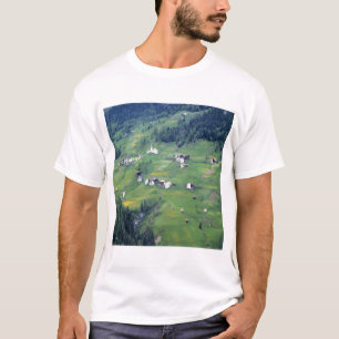 T-shirt Europa, Itália, Alpes Dolomitas. Esta pequena vila