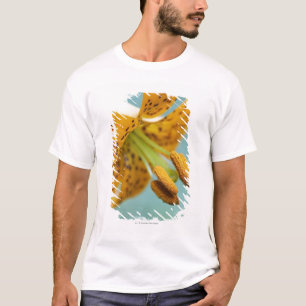 T-shirt Feche acima de um lírio amarelo