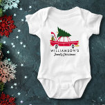 T-shirt Feliz Natal Familiar Trazendo Árvore Natal Domésti<br><div class="desc">Comemore a temporada com esta camisa de natal da família apresentando um carro retrô com uma árvore de Natal no topo e pacotes de férias no porta-malas. Adicione seu nome de família abaixo para torná-lo sua camisa de Natal exclusiva. Perfeito para fotos de natal da família, festas de Natal e...</div>