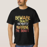 T-Shirt Festa Engraçado de Despedida<br><div class="desc">Procurando uma camisa que diga o que todos estão pensando na recepção de casamento? Não olhe mais! Essa camiseta hilária "Cuidado com a Beleza, Você Pode Estar Casando com a Besta" é perfeita para os futuros maridos, amigos céticos, ou qualquer um com um senso de humor afiado. Com tipografia ousada...</div>