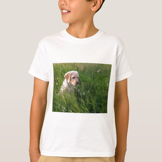 T-shirt Filhote de Labrador Fofo na Grama (Frente)