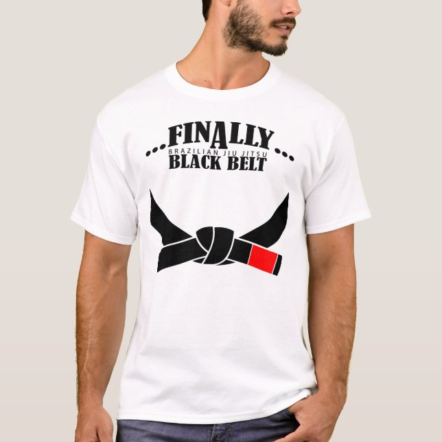 T-shirt Finalmente Um Cinturão Negro BJJ!!! (Frente)