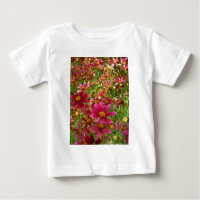 Flores cor-de-rosa-quente e margaridas amarelas