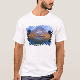 T-shirt França, Paris. O Louvre ao crepúsculo. Crédito