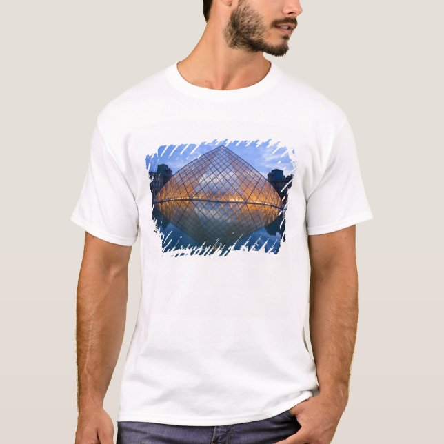 T-shirt França, Paris. O Louvre no crepúsculo. Crédito (Frente)