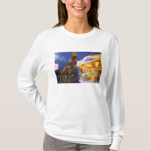 T-shirt França, Paris. Torre Eiffel em nevoeiro à luz e