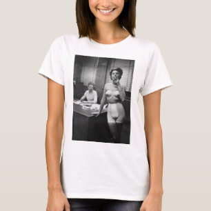 T-shirt Fumo modelo da lingerie em um escritório