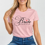 T-shirt Futuro Casamento Cor-de-Rosa Personalizado da Sra.<br><div class="desc">A camisa cor-de-rosa e bonita apresenta um script preto e o texto personalizado do nome "Future Mrs" que pode ser personalizado.</div>
