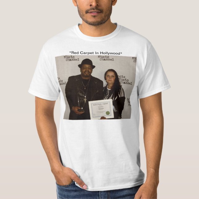 T-shirt "Garry & Carmen Moore no vermelho o tapete " (Frente)