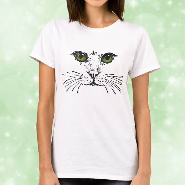 T-shirt Gato de Olhos Verdes Rosto Bigodes (Drawing of cat face in black with long whiskers and green eyes on womans tee shirt.)