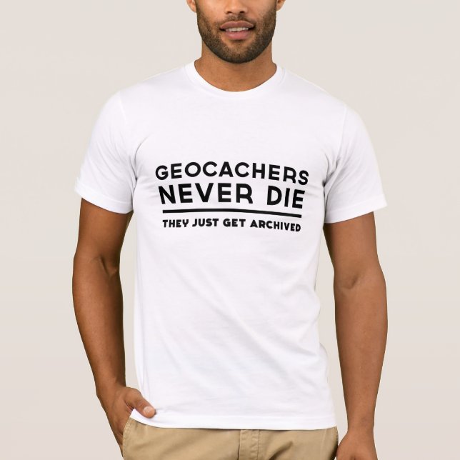 T-shirt Geocachers nunca morre eles apenas obtem arquivado (Frente)