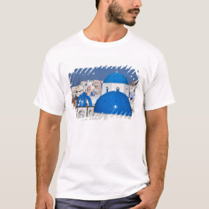 T-shirt Grécia, Santorini. Torre sineira e cúpulas azuis d