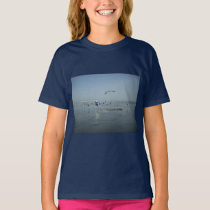 T-shirt Gruas brancas e copas pretas: um contraste na natu