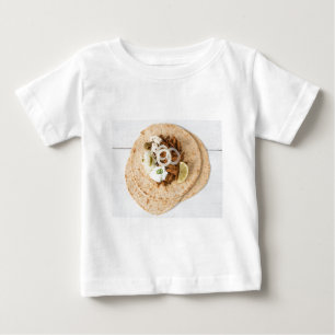T-shirt Gyros pita com tzatziki coleslaw azeitonas e feta