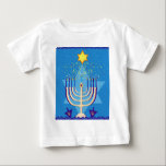 T-shirt hanukkah menorah<br><div class="desc">"hanukkah menorah ", "feliz hanukkah",  menorah, "estrela de david", "chanukah jedesejo",  Hanukkah, "feriados judeus"chanukah,  hanukah,  chanukkah,  canukah,  chanukah,  hanuka,  hebrew,  jew, , ,  judaísmo,  menora,  ica, </div>
