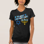 T-shirt Happy Hanukkah<br><div class="desc">Feliz texto de Hanukkah com uma menorah,  Estrela de David e dois sonhos. Sombras de azul,  branco e amarelo.</div>