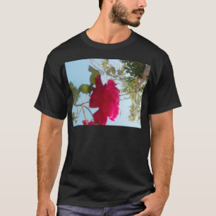 T-shirt Heavenly Bloom: Um Rosa Contra o Céu