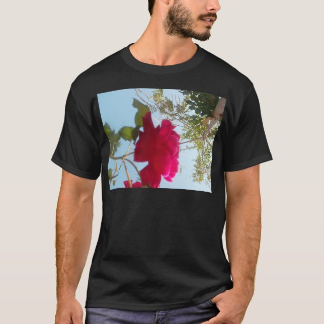 T-shirt Heavenly Bloom: Um Rosa Contra o Céu (Frente)