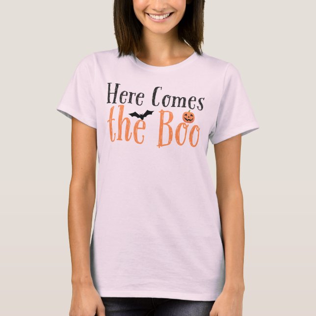 🦇 t-shirt "Here Vem the Boo" com morcegos, abóbor (Frente)