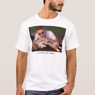 T-shirt Hoggle em um banco
