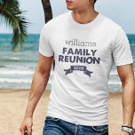 T-shirt Homens da Reunião da Família marinho e Branca<br><div class="desc">Adicione algum estilo à sua reunião familiar com estas camisetas personalizadas. Design apresenta texto azul noturno profundo em fundo branco. Personalize com seu nome de família e ano de reunião.</div>