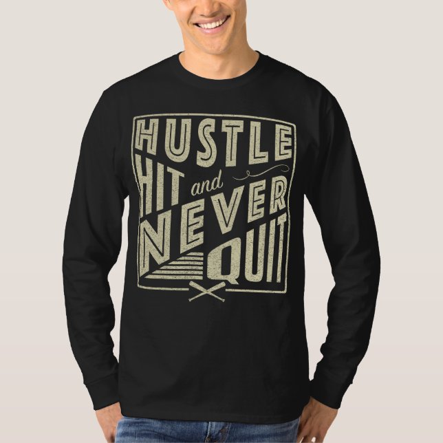 T-shirt Hustle de Baseball Atingido e Nunca Sair (Frente)