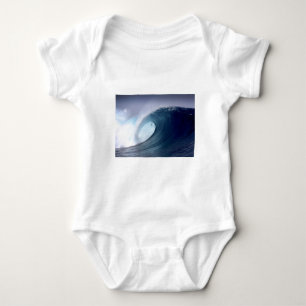 T-shirt Ilha tropical surfando da onda do oceano azul